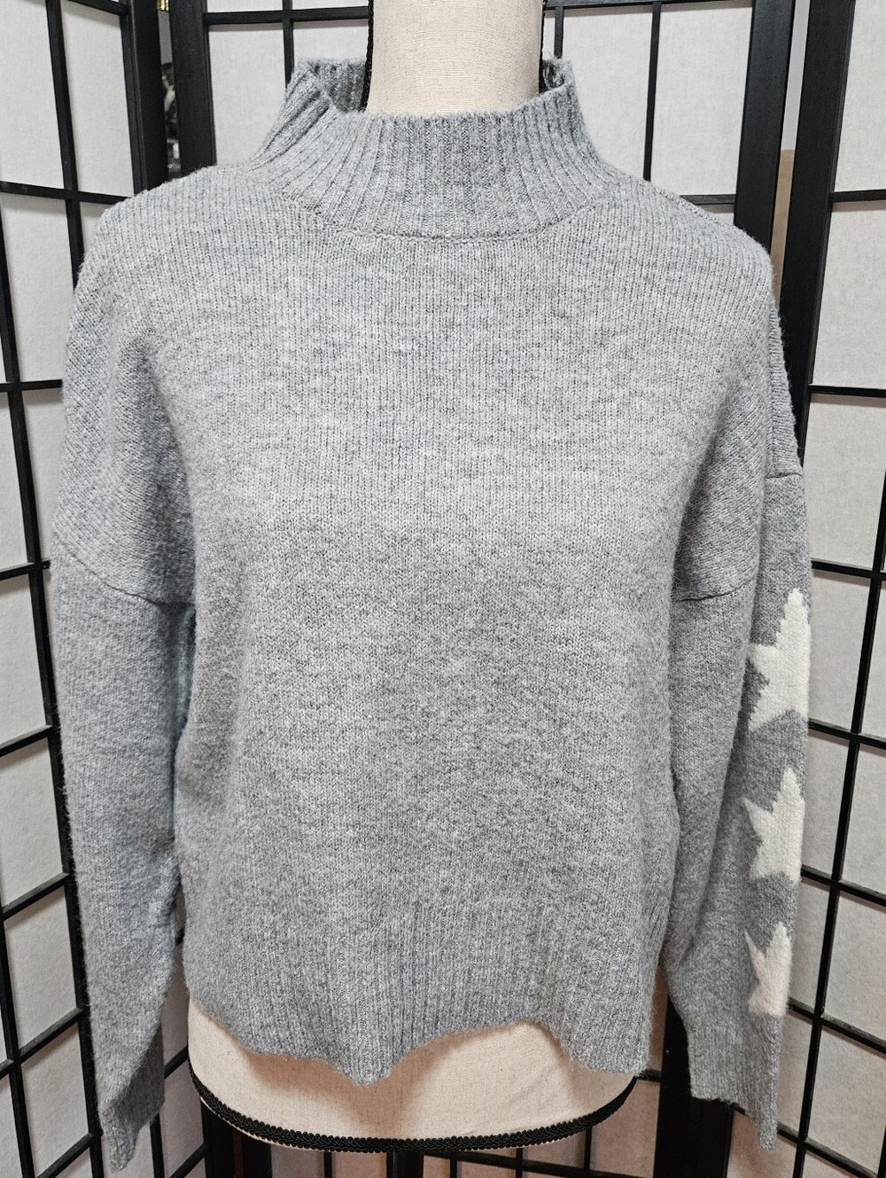 Junior Ultra Flirt Medium Gray & White Star Mock Turtleneck Crop Sweater